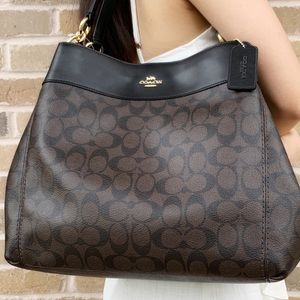 Coach Lexy signature hand bag